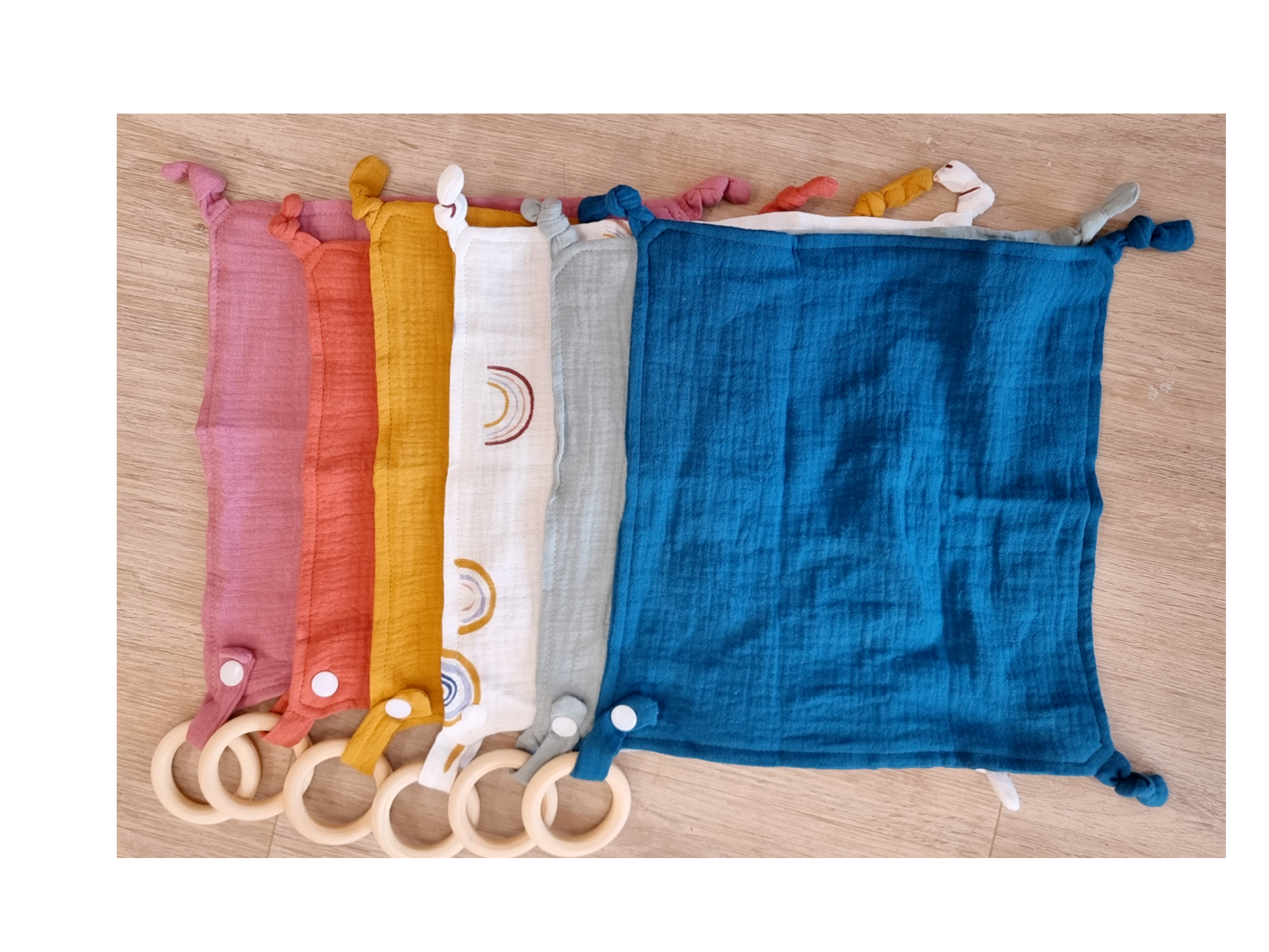 Dribble Cloth with Wooden Teether - Mama & Ivy